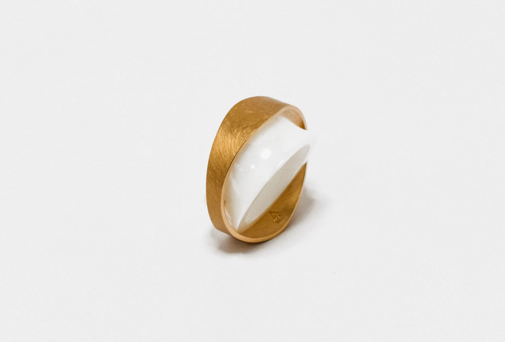 <em>Lurch I</em> ring. Ceramic, gold 750.