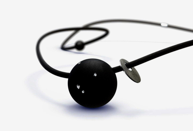 Necklace <em>H3020</em>. Elastomer rubber, brilliant-cut diamonds 0,06 ct, 750 white gold. 920&nbsp;Euro.