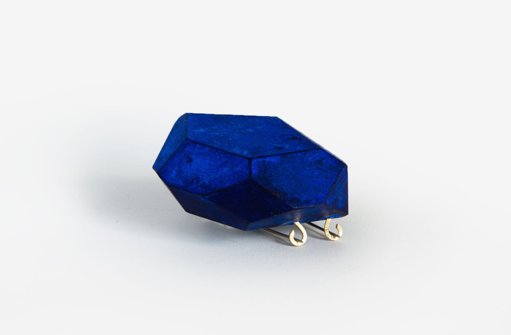 Brooch <em>Blue Velvet</em>. 750 gold, wood, acryl, pigmente, 7.5 × 6 × 3 cm. MJC Winner 2012