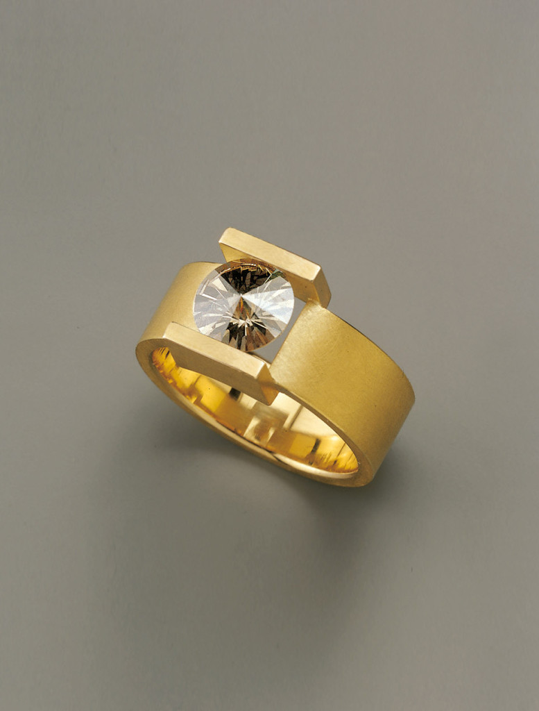 Ring. 750 yellow gold and a Spirit-Sun-cut diamond. MJC Winner 2012