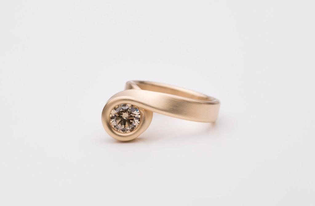 Ring from the <em>Wind</em> Collection. 750 gold, brown diamond