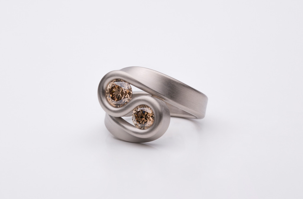Ring from the <em>Wind</em> Collection. 750 gold, brown diamonds
