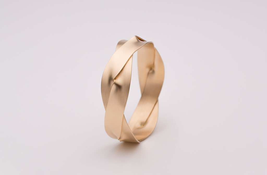 Bangle from the <em>Fold</em> Collection. 750 gold.