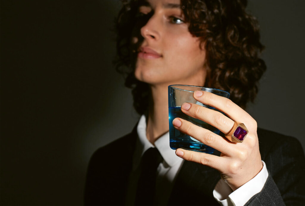 <em>Havanna Ring</em>. 750 yellow gold, deep purple amethyst.