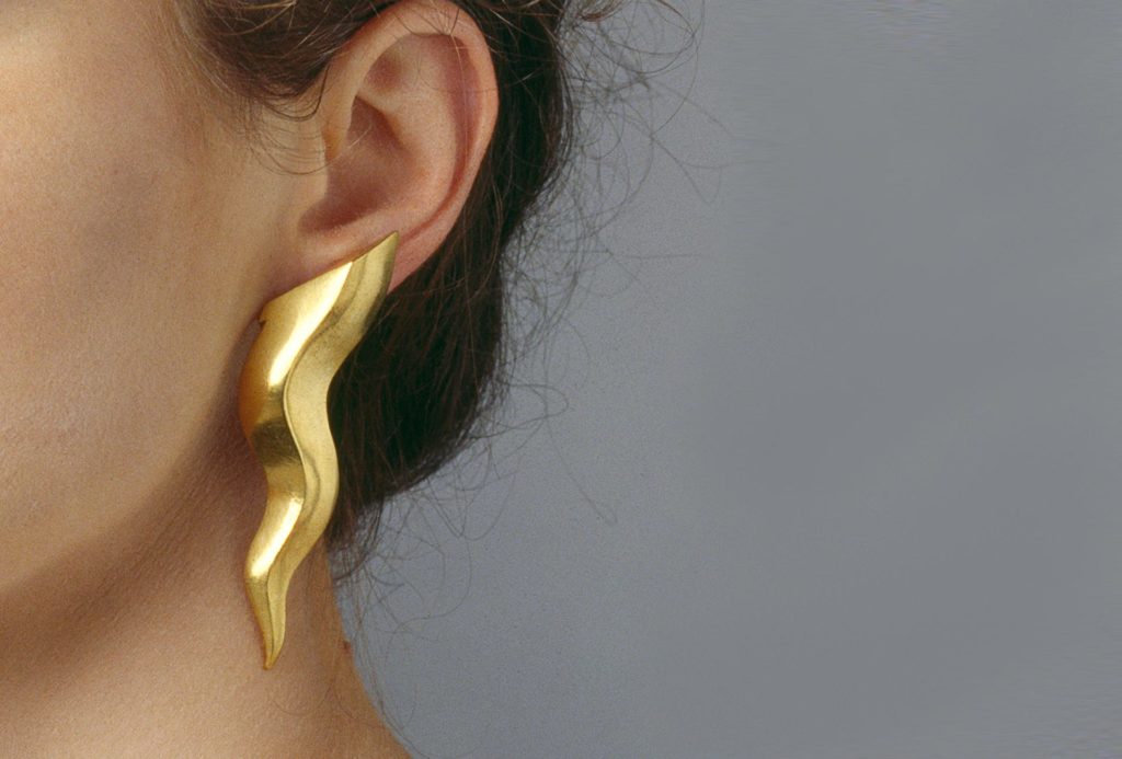 Earrings <em>Strahl</em> [ray], 1989. Silver 925 gold plated. Photo Richard Beer München.