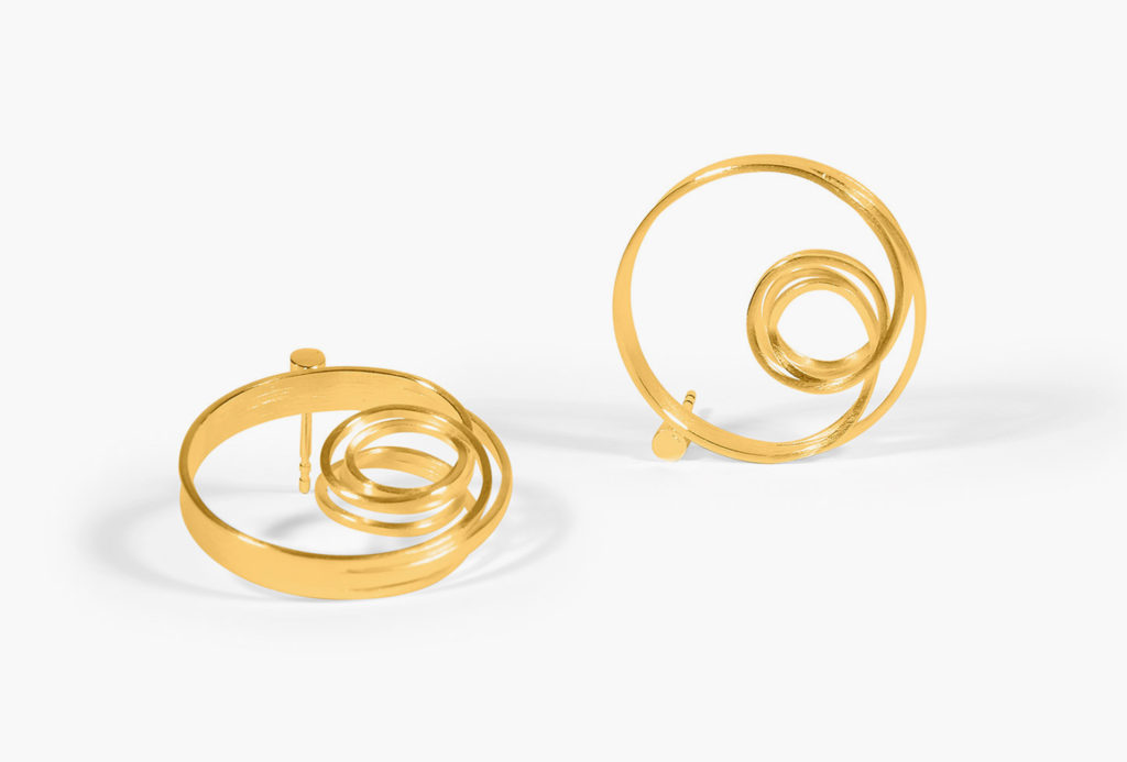 Earrings <em>Dreh dich ... im Kreis</em> [turn around ... in a circle]. 750 Yellow gold. Or in white gold, silver, silver gold plated. 199–1565 Euro.