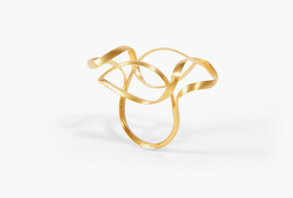 Ring <em>Schwebende Linien</em> [floating lines]. 750 yellow gold. Or in white gold, 925 silver, silver gold plated. 249–1045 Euro.