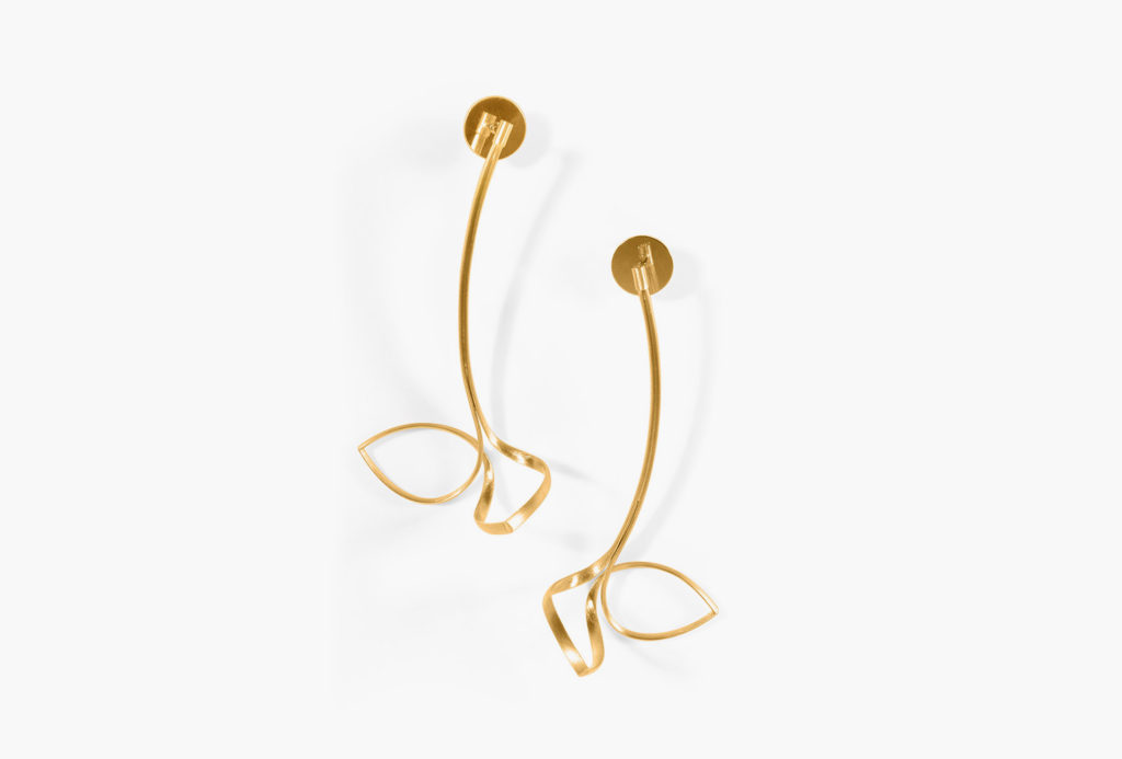 Earrings <em>Schwebende Linien</em> [floating lines]. 750 yellow gold. Or in white gold, silver 925, silver gold plated. 229–839 Euro.