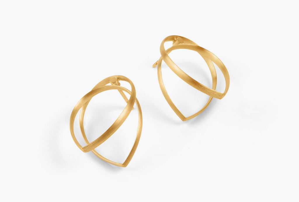 Earrings <em>Schwebende Linien</em> [floating lines]. 750 Yellow gold. Or in white gold, 925 silver, silver gold plated. Available in two sizes. 189–999 Euro.