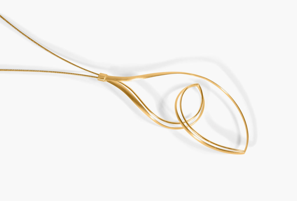 Pendant <em>Schwebende Linien</em> [floating lines]. 750 yellow gold. Or in 750 white gold, 925 silver, silver gold plated. Available in two sizes. 279–2319 Euro.