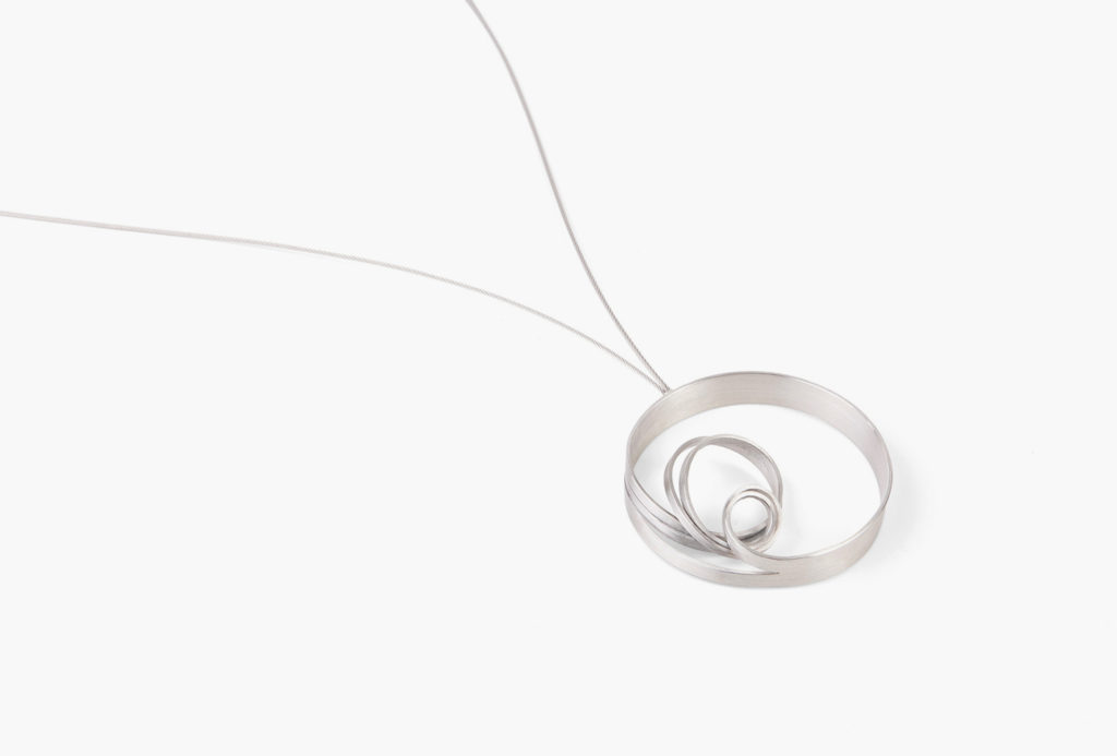 Pendant <em>Dreh Dich ... im Kreis</em> [turn around ... in a circle]. 925 Silver. Or in 750 gold, white gold, 925 silver, silver plated. Available in two sizes. 269–2289 Euro.