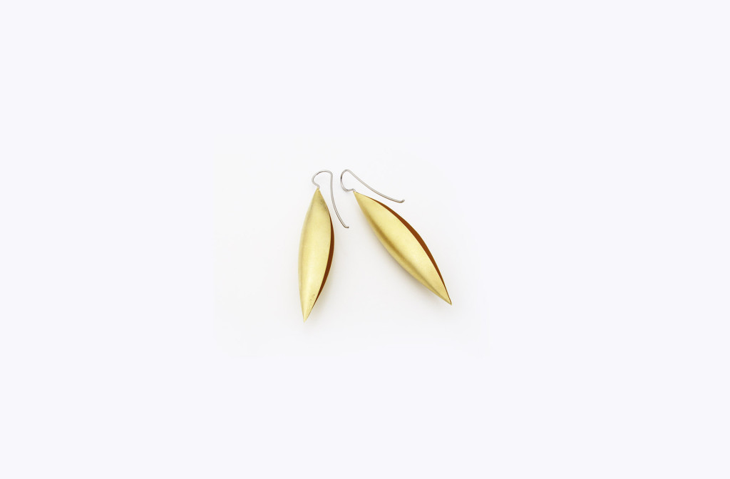 Earrings <em>Kokon</em> [cocoon]. 750 yellow gold, bows made of 950 platinum. Approx. 2140 €