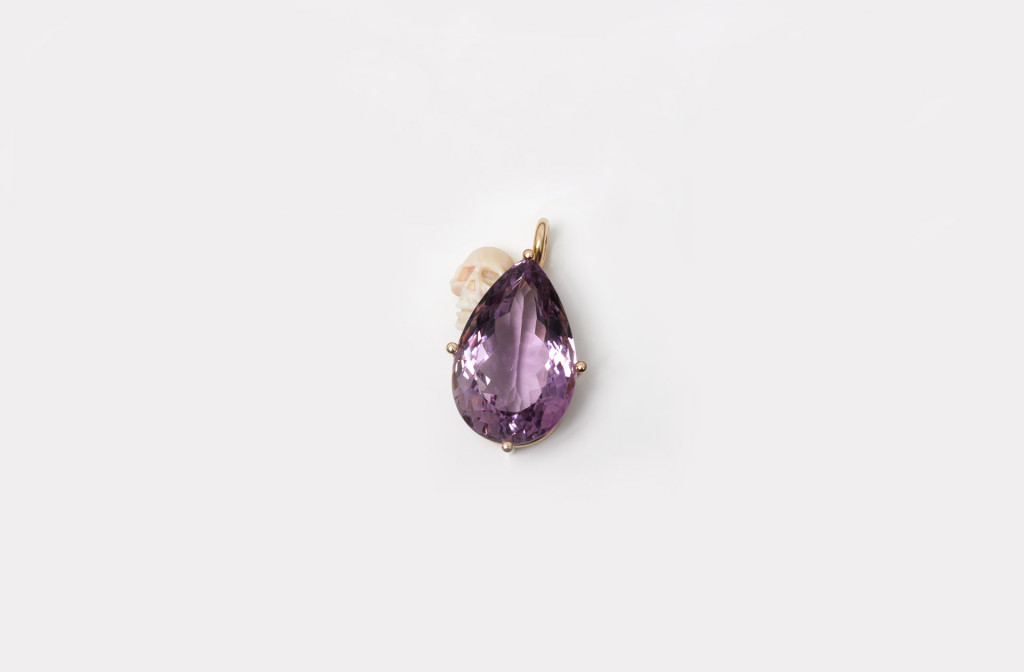 <em>Piraten-Anhänger</em> [pirate pendant]. 750 rose gold with drop shaped amethyst 150 ct, 4,4 ×&nbsp3 cm. Skull made of white coral. Approx. 5540 Euro
