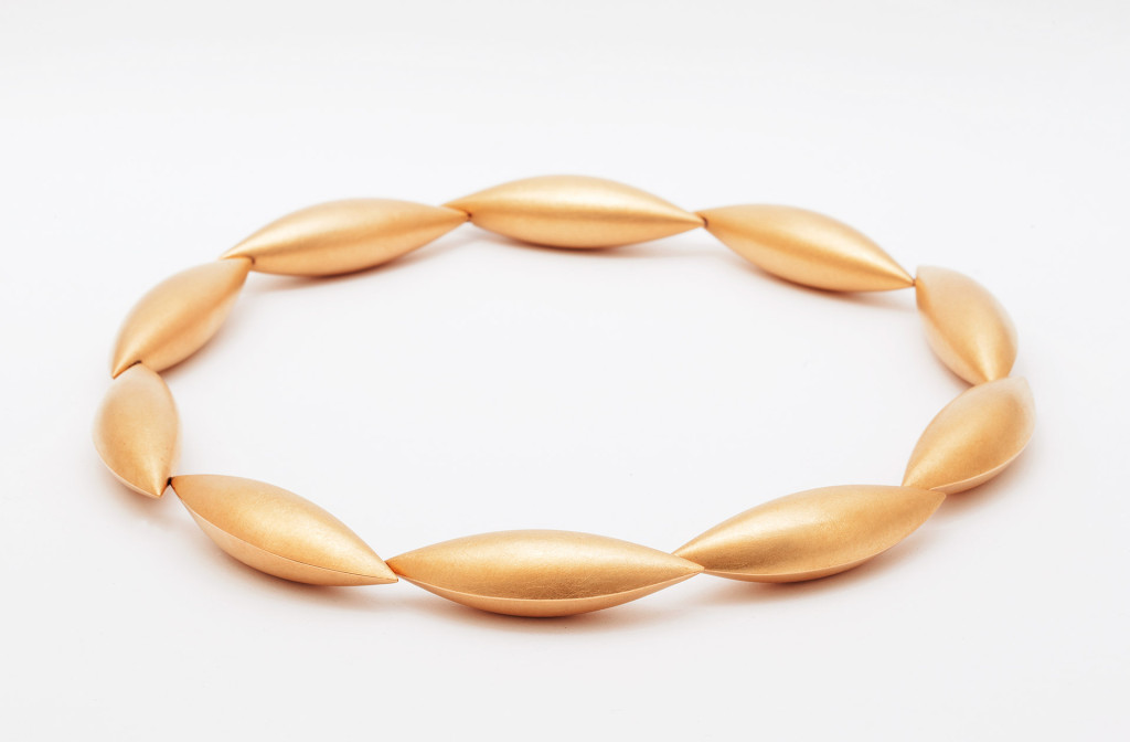 Necklace <em>Kokon</em> [cocoon]. Rose gold, 10 shells. Approx. 9500 €