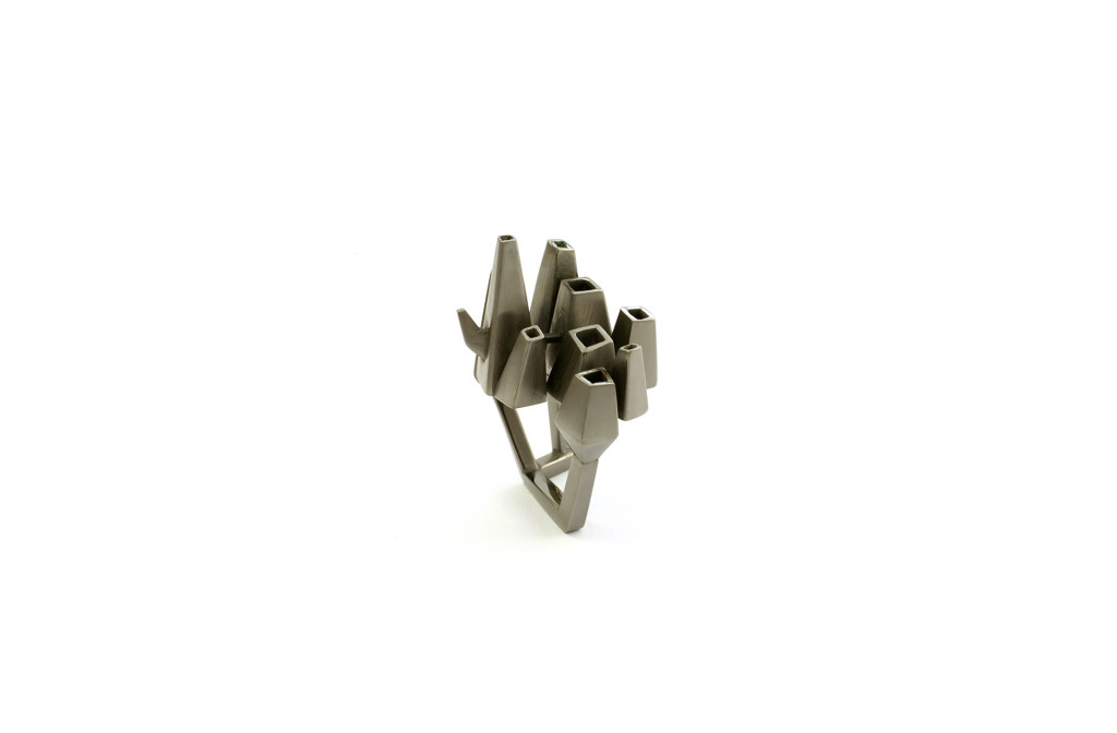 Ring <em>The Suburb</em>. Silver ruthenium plated. Approx. 865 Euro.