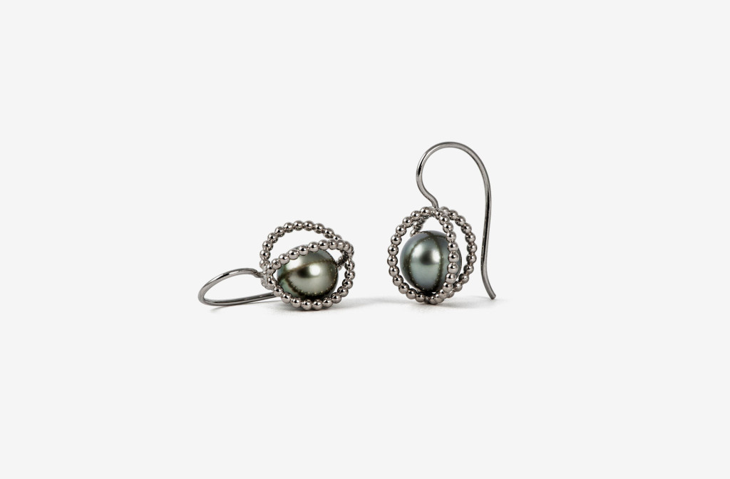 Earrings <em>Méridien de Perle</em>, collection <em>Reine Zierde</em>. Palladium white gold 760 gallery wire, Tahitian pearls, Ø 8,5 mm.
