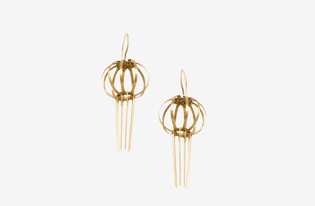 Earrings <em>Lampions</em>. 750 gold, ca. 2 x 6 cm.