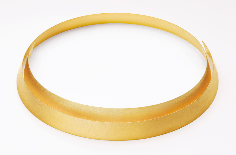 Necklace <em>Fast Nichts</em>. 750 gold, 1,16cm wide strip. Photo: M. Hoffmann.