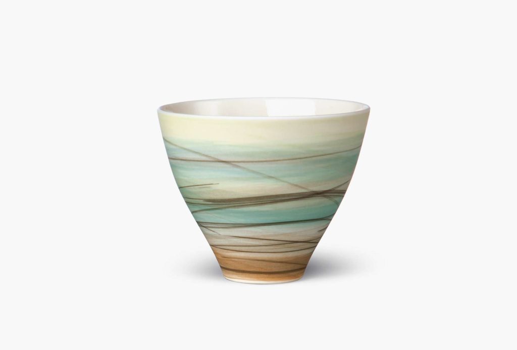 <em>Mara</em> tea cup. Porcelain, terra sigillata, H 7,5 cm.