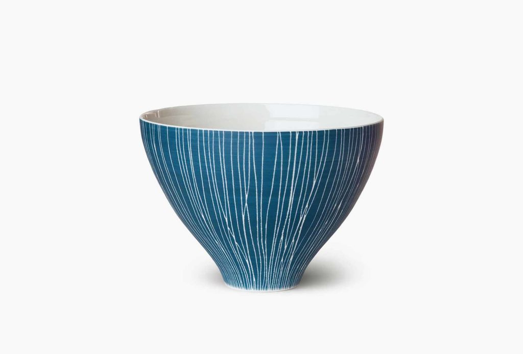 <em>Sgraffito</em> cup. Porcelain, terra sigillata, H 8,5 cm.