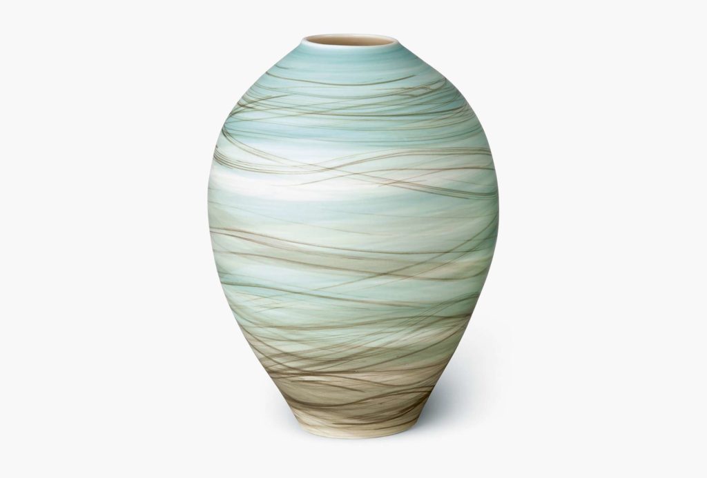 <em>Mara</em> vase. Porcelain, terra sigillata, H 21 cm.