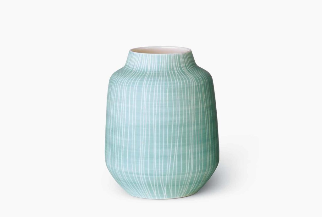 <em>Lyra</em> vase. Porcelain, terra sigillata, H 16 cm.