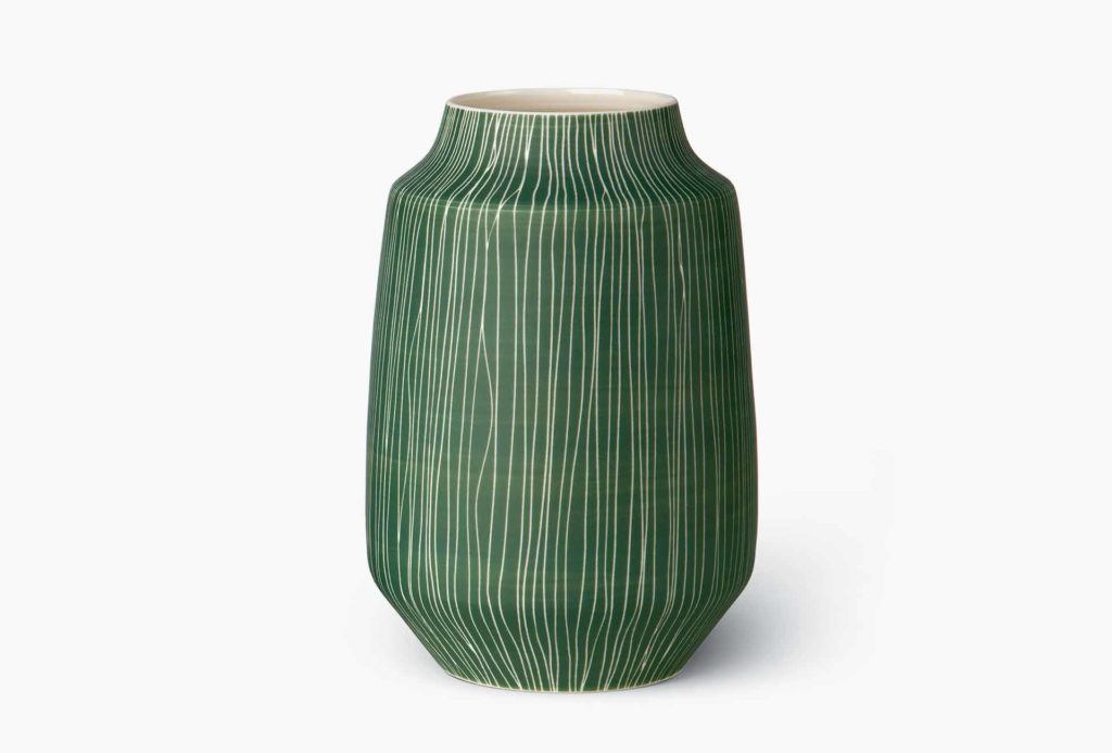 <em>Lyra</em> vase. Porcelain, terra sigillata, H 20 cm.