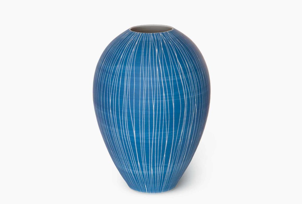 <em>Sgraffito</em> vase. Porcelain, terra sigillata, H 21 cm.
