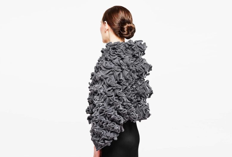 <em>CAPITULE</em>, 2018, jacket anthracite knitted. 95% merino extrafine, 5% elastane, width 130 cm, height 70cm. Photo: Ingo Misiak Photo Professional.