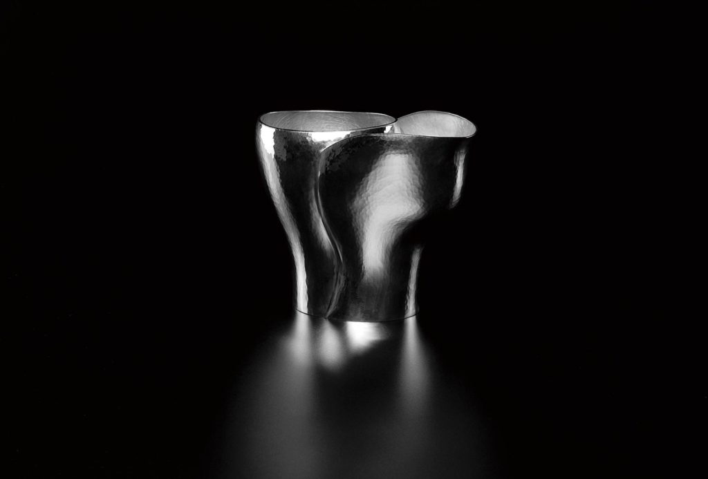 Vase <em>Leading</em>, 2021, pewter, 17 x 20,5 x 11 cm.