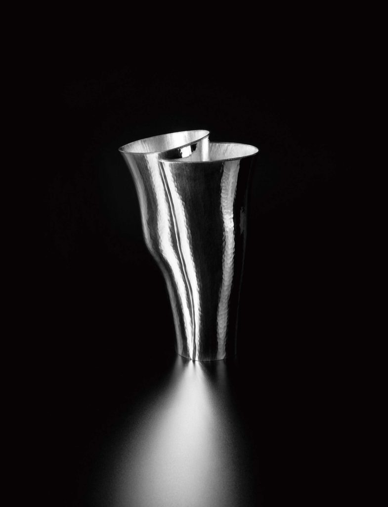 Vase <em>Leaning II</em>, 2021, pewter, 28 x 17,5 x 10,5 cm.