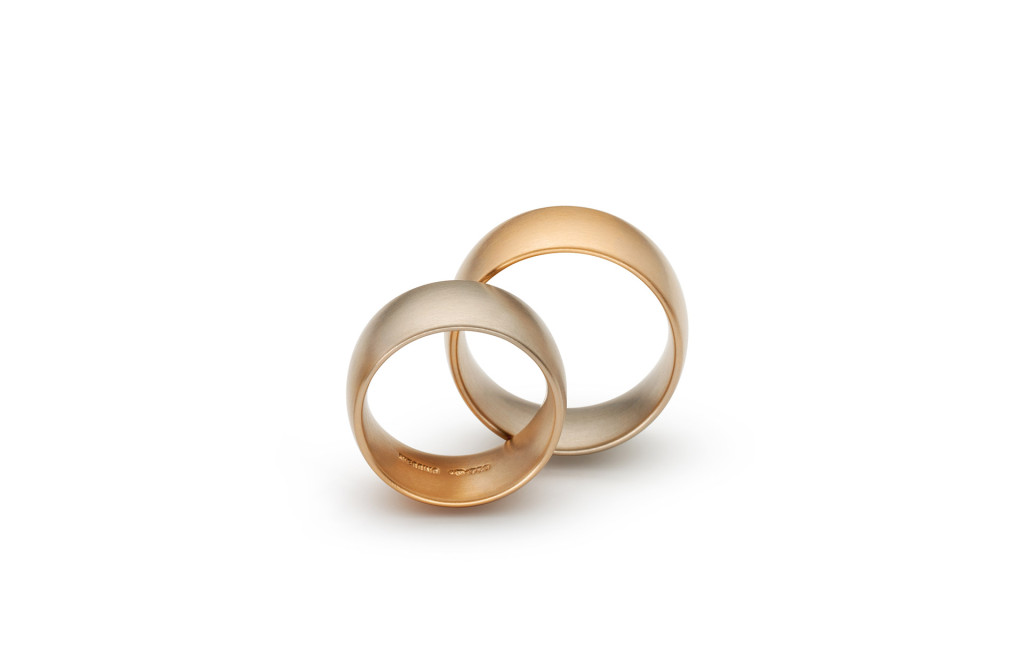 Wedding rings <em>aura®</em>. 750 gold 750. Colours: yellow, yellow/grey, yellow/ platinum white, grey/yellow. Price from 1.400 Euro.