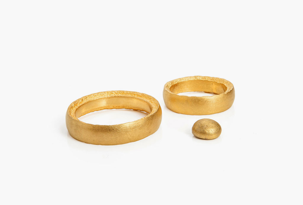 Wedding rings <em>für dich für mich für uns</em> [for you for me for us]. Fine gold.