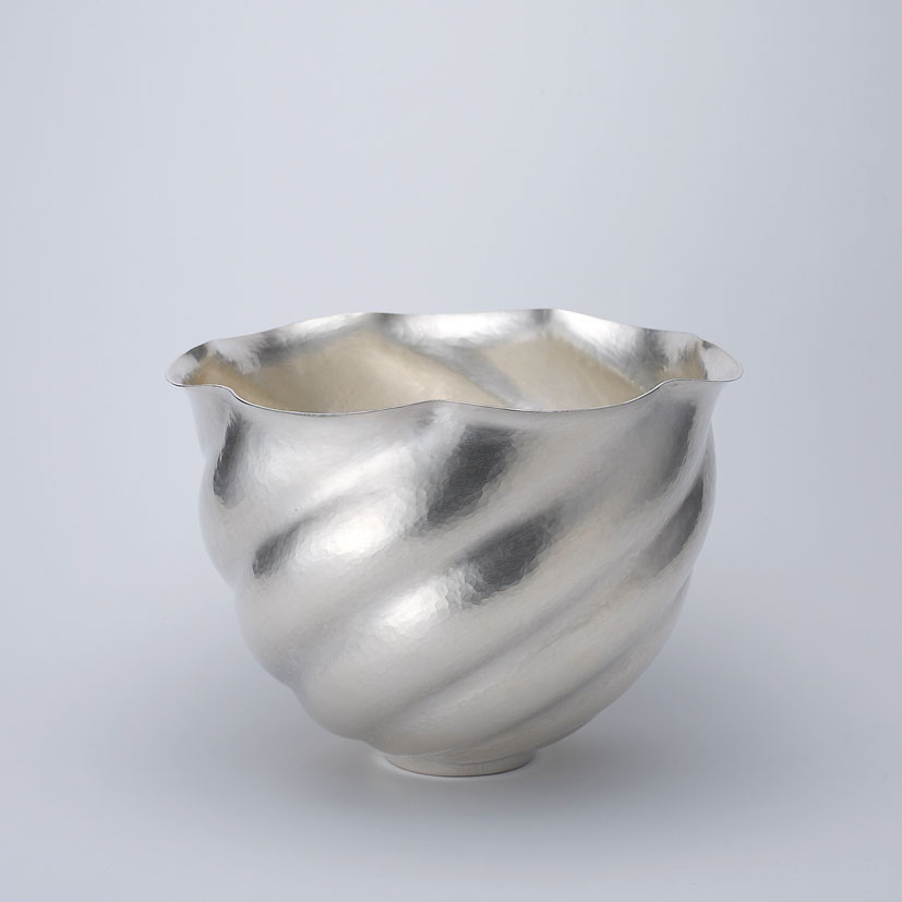 <em>Whirl vessel XII</em>. Silver 999, 24 × 23 × 18 cm.