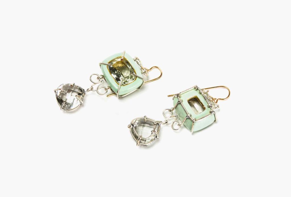 Earrings <em>Fulgeo</em>, 2018. Paper-mâché, gold 750, silver-plated copper, green amethysts, gold leaf 22kt.