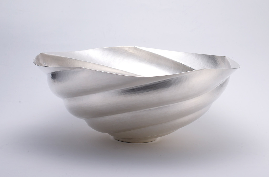 <em>Whirl Vessel VI</em>. Silver 999, 22 × 33 × 14 cm.