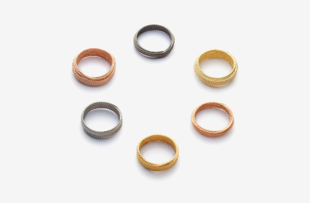 Rings <em>Fadenringe</em>. Different shades of 750 gold. Prices from 650 €.