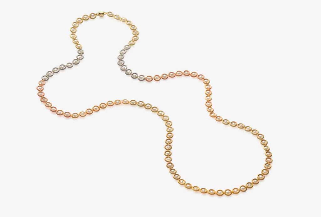 <em>Pearl row necklace</em>. 750 yellow gold, white gold, rose gold. Freshwater pearls, stainless steel rope. Approx. 1080 €.