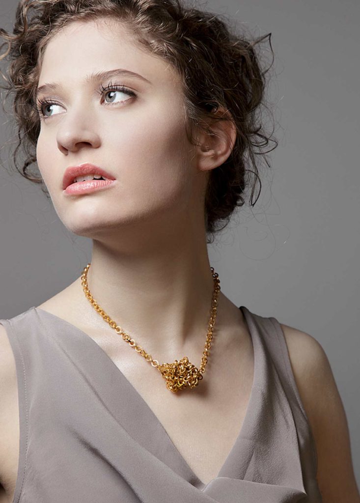 Necklace <em>attraente</em>, fine gold plated. Photo Nussbaecher.