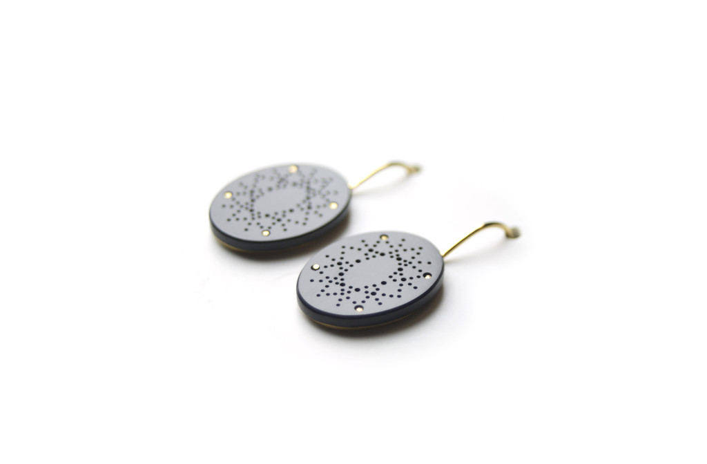 Earrings <em>Lochwerk</em>. 750 gold, synthetic onyx.