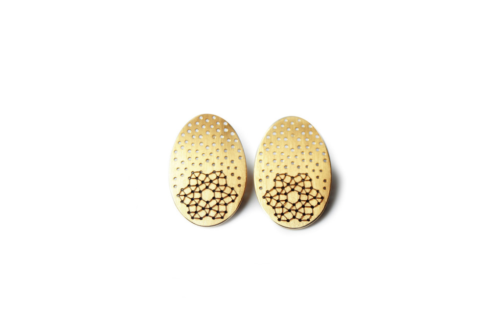 Earrings <em>Miyu</em> from the series <em>Nadelwerk</em>. 750 gold, nylon fibre.