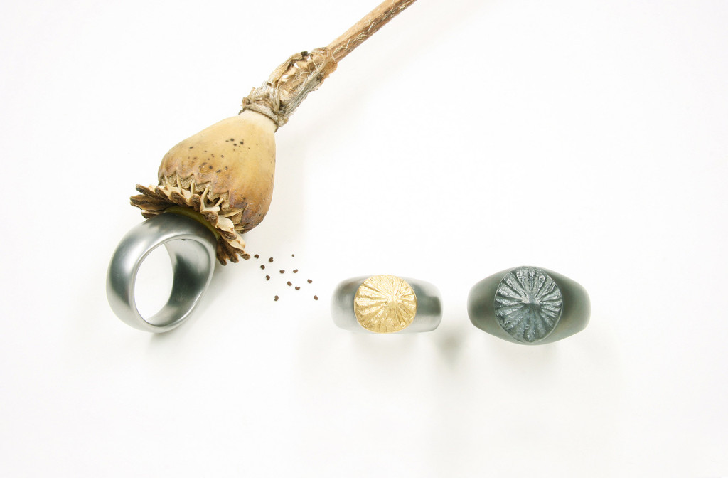 Rings <em>DrückDich</em>, 2011. Poppy capsule, wax respectively 750 gold, 925 silver, stainless steel. Yellow gold/stainless steel 970 €, silver/stainless steel 710 €.