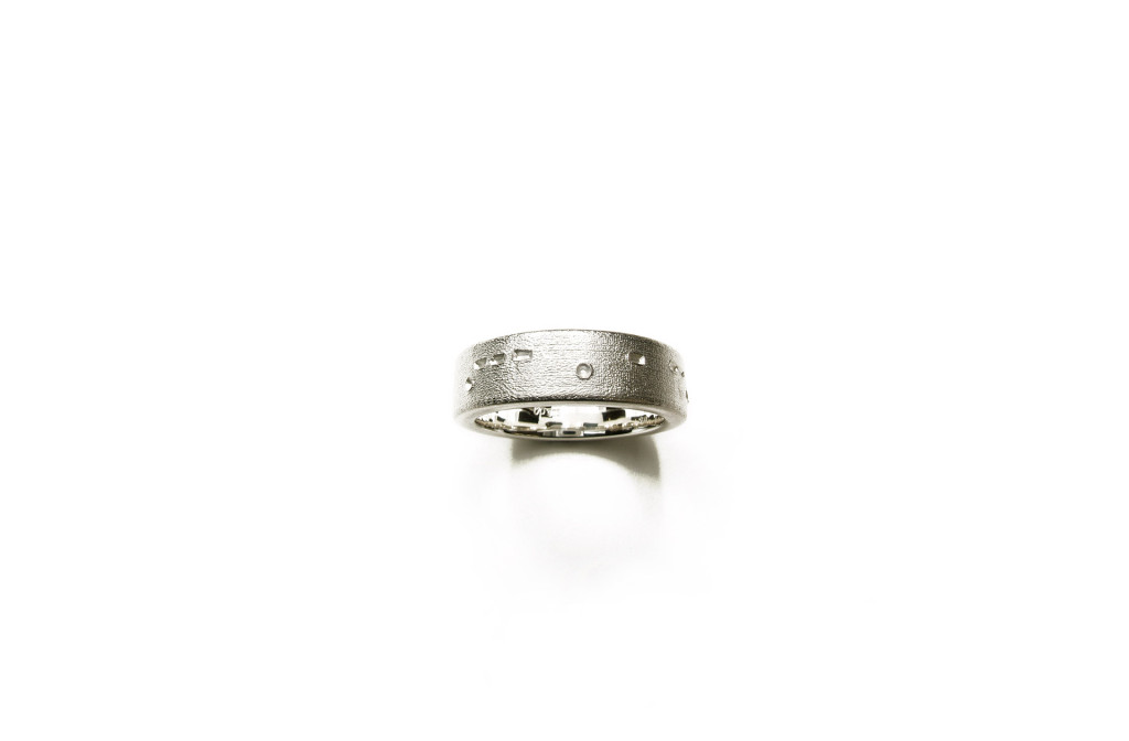 <em>Morsering -JETZT-</em> [Morse ring -NOW-] with Morse code, 2007. 925 silver, W 0,68 cm. 412 €.