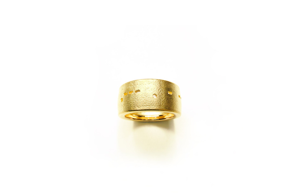 <em>Morsering -JETZT-</em> [Morse ring - NOW -] with Morse code, 2007. 750 gold, W 1,02 cm. Ca. 1787–2287 €.