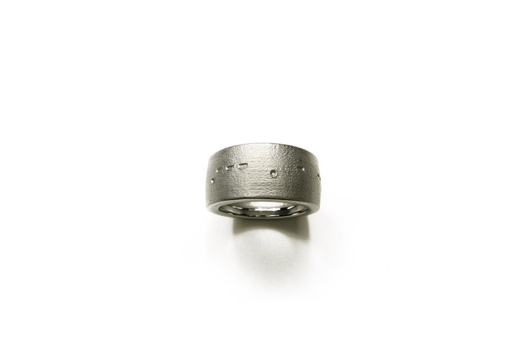 <em>Morsering, -JETZT-</em> [Morse ring -NOW-] with Morse code, 2007. Stainless steel, W 1,02 cm. 462 €.