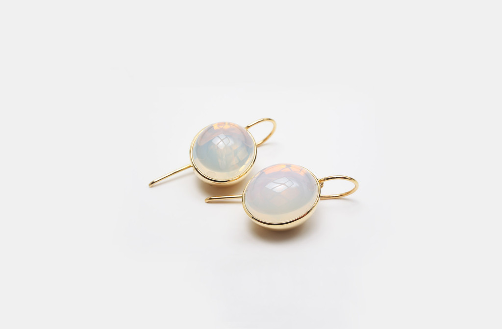 Earrings <em>Bowl</em>. 750 yellow gold, white opals, together 18,85 ct, 16  × 14 mm. Approx. 2600 €