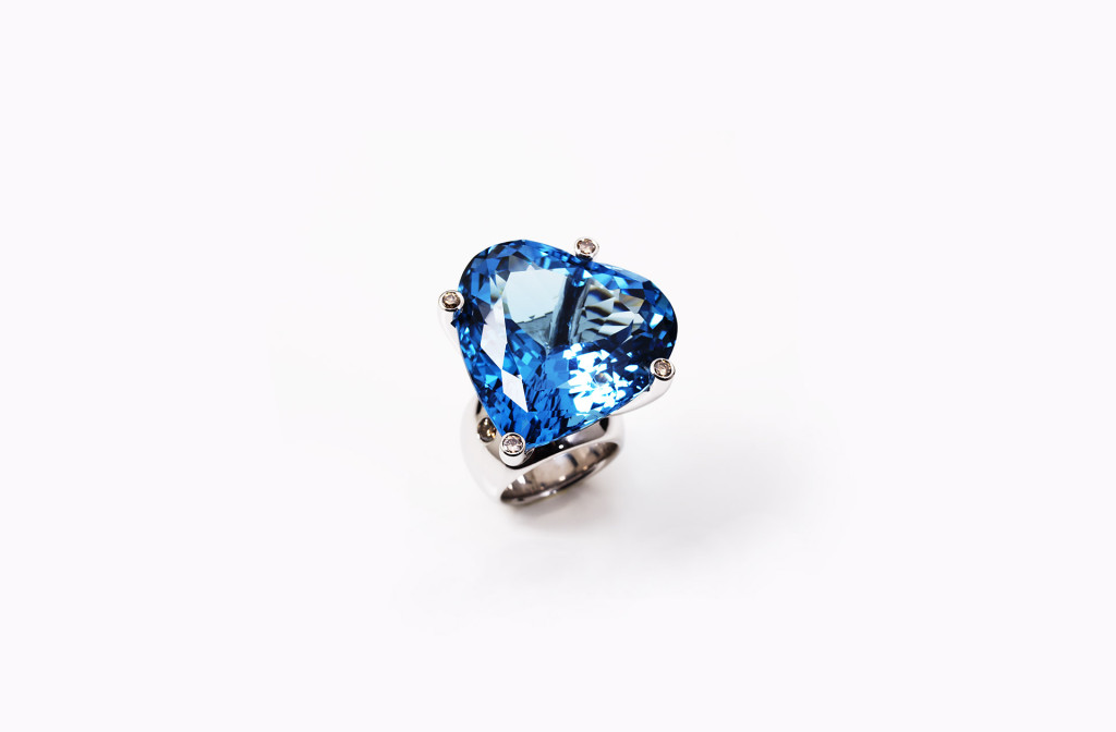 Ring <em>Hollywood</em>. 750 white gold, heart shaped, dark blue topaz 127,65 ct and 6 champagne colored diamonds, together 0,76 ct. Approx. 12000 €