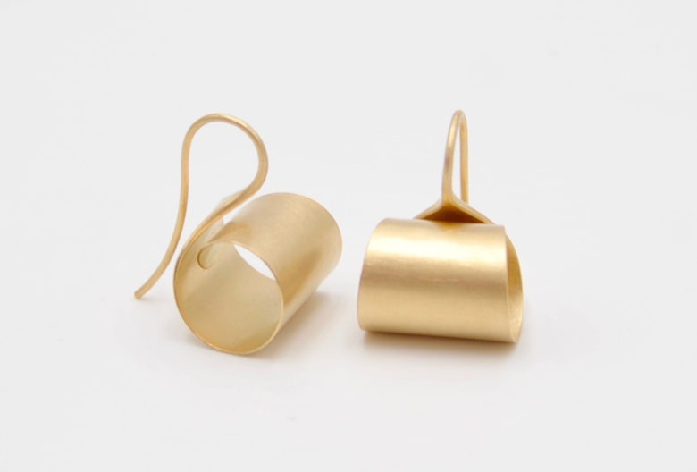 <em>Olor</em> earrings. Gold 750.