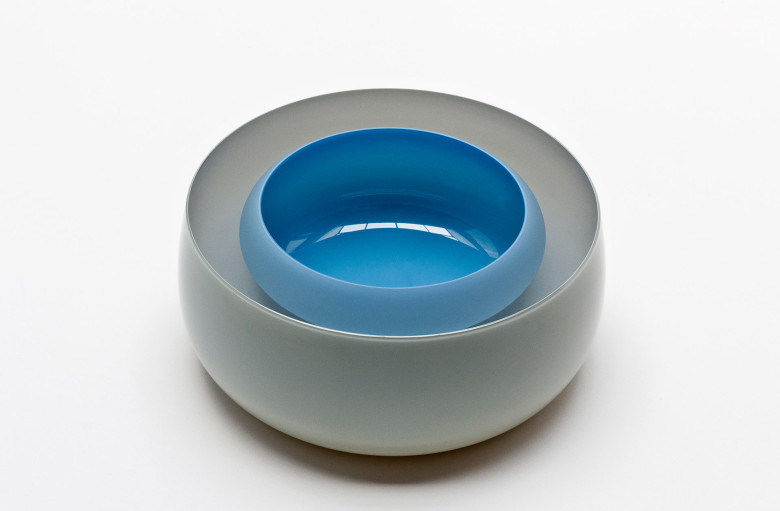 Tora Urup, Schüssel. Warm grau, klar, azurblau. Mundgeblasen und handgeschliffenes Glas. 11 × 26 cm. Photo: Stuart McIntyre. 
