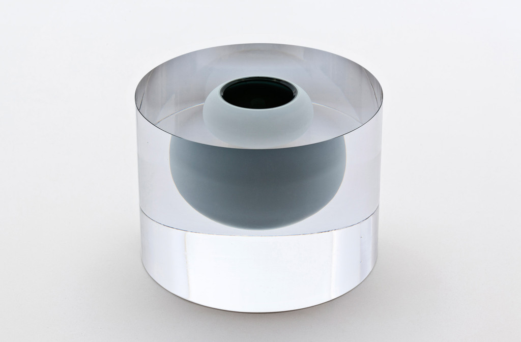 Cylinder with floating grey bowl. Glass, 13 x Ø 17 cm. Photo Stuart McIntyre